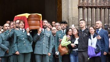 La familia del guardia civil asesinado en Granada, en su funeral