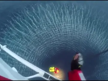 Rescatan en helicóptero a cuatro tripulantes de un barco pesquero Rescatan en helicóptero a cuatro tripulantes de un barco pesquero