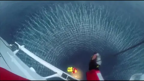 Rescatan en helicóptero a cuatro tripulantes de un barco pesquero Rescatan en helicóptero a cuatro tripulantes de un barco pesquero