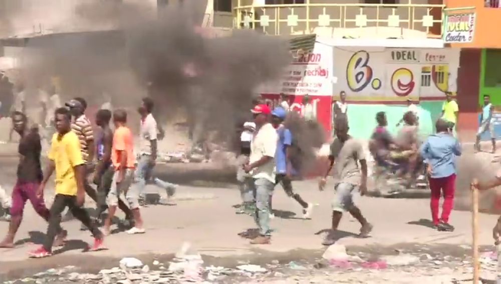 Un muerto y docenas de heridos tras las protestas contra la corrupción 