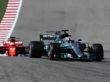Lewis Hamilton conduce su Mercedes en el trazado de Austin Lewis Hamilton conduce su Mercedes en el trazado de Austin