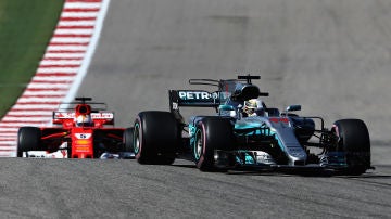 Lewis Hamilton conduce su Mercedes en el trazado de Austin