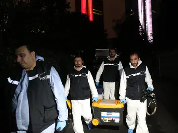 Policías forenses turcos llegando al consulado de Arabia Saudí por el asesinato del periodista khashoggi Policías forenses turcos llegando al consulado de Arabia Saudí por el asesinato del periodista khashoggi