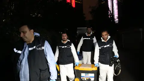 Policías forenses turcos llegando al consulado de Arabia Saudí por el asesinato del periodista khashoggi Policías forenses turcos llegando al consulado de Arabia Saudí por el asesinato del periodista khashoggi