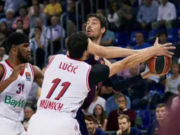 Tomic busca un pase ante la defensa de los jugadores del Bayern Tomic busca un pase ante la defensa de los jugadores del Bayern