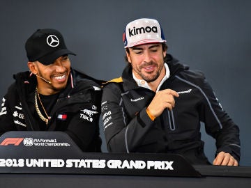 Hamilton y Fernando Alonso, sonrientes en la sala de prensa