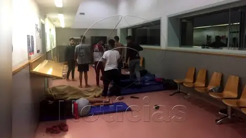 2.800 menores extranjeros continúan durmiendo en los bancos de las comisarías 2.800 menores extranjeros continúan durmiendo en los bancos de las comisarías