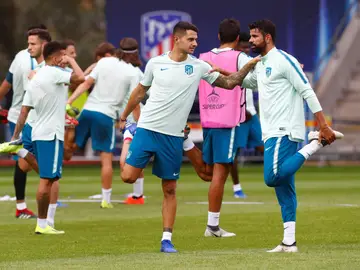 Vitolo y Diego Costa, durante un entrenamiento del Atlético de Madrid Vitolo y Diego Costa, durante un entrenamiento del Atlético de Madrid