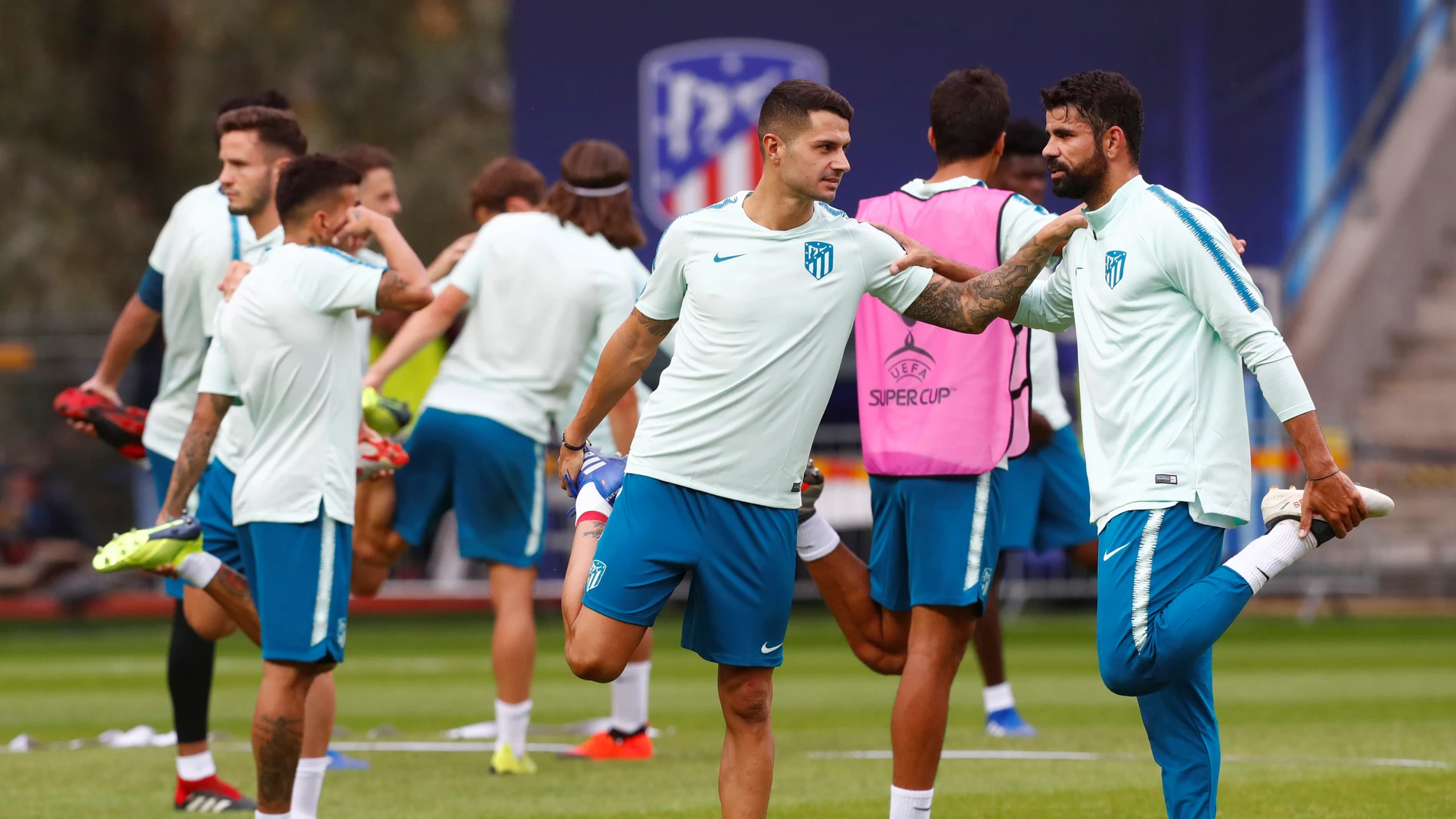 Vitolo y Diego Costa, durante un entrenamiento del Atlético de Madrid Vitolo y Diego Costa, durante un entrenamiento del Atlético de Madrid