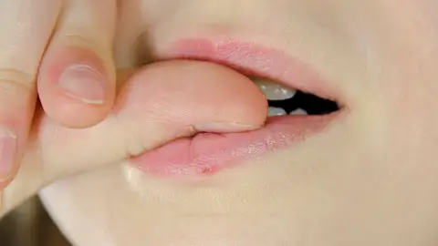 Mujer se muerde las uñas Mujer se muerde las uñas