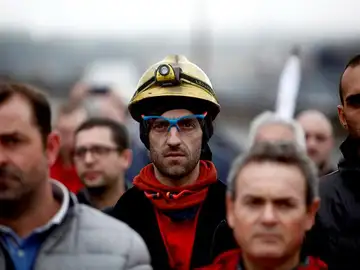 Un grupo de trabajadores de la empresa de Alcoa en A Coruña Un grupo de trabajadores de la empresa de Alcoa en A Coruña