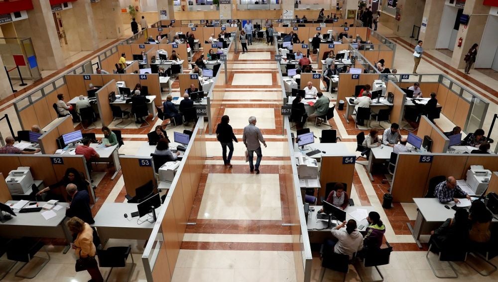 Vista general de la zona de Hacienda en la que se atiende a los ciudadanos en Madrid