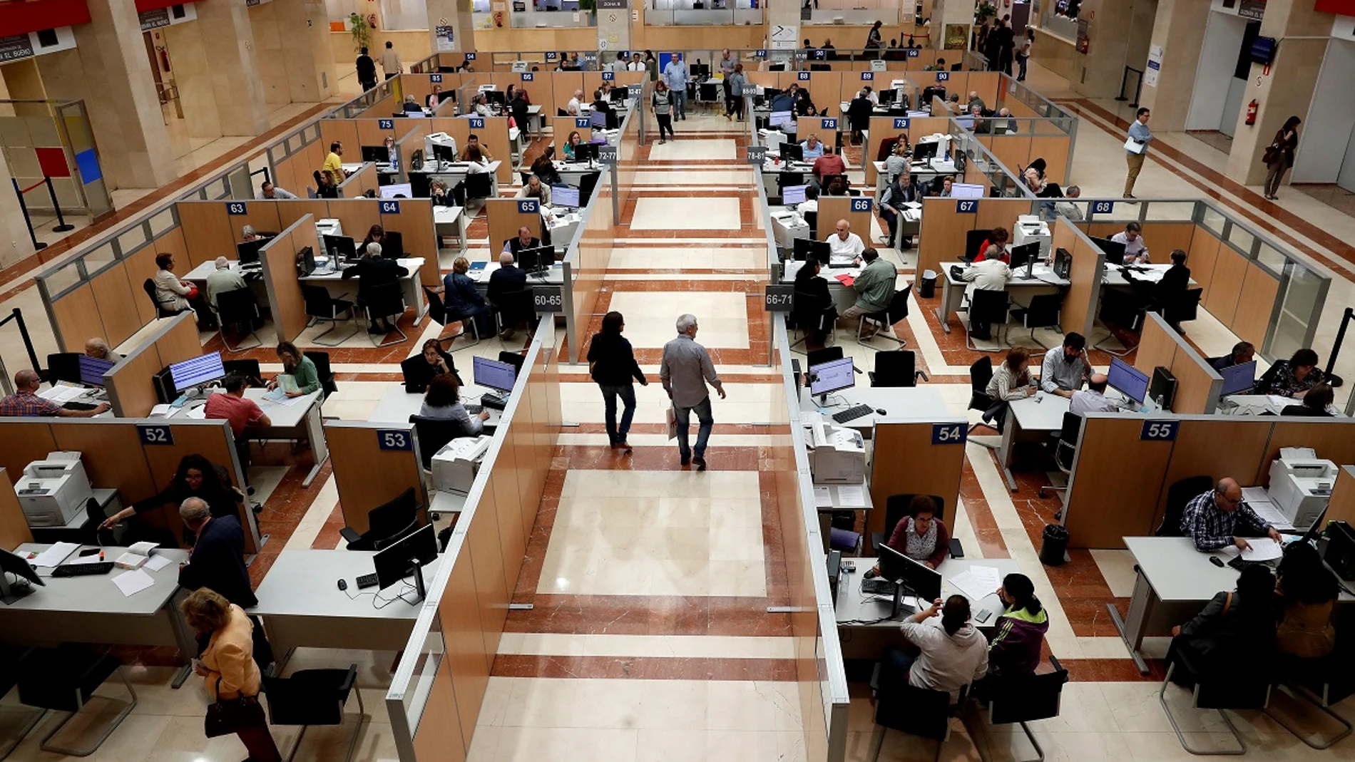 Vista general de la zona de Hacienda en la que se atiende a los ciudadanos en Madrid Vista general de la zona de Hacienda en la que se atiende a los ciudadanos en Madrid