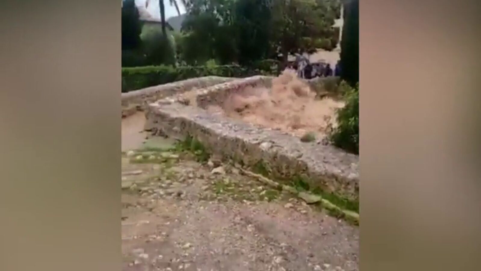 El desbordamiento de varios torrentes anega las principales vías del norte de Mallorca, donde se registran 86 incidentes