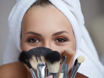 Una mujer maquillándose Una mujer maquillándose