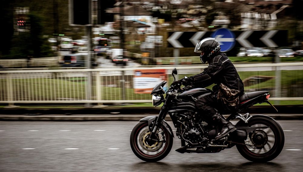 Motorista en ciudad