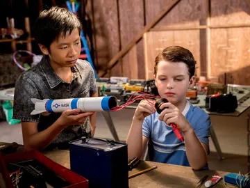 Tam Nguyen y Sheldon Cooper en 'El joven Sheldon' Tam Nguyen y Sheldon Cooper en 'El joven Sheldon'