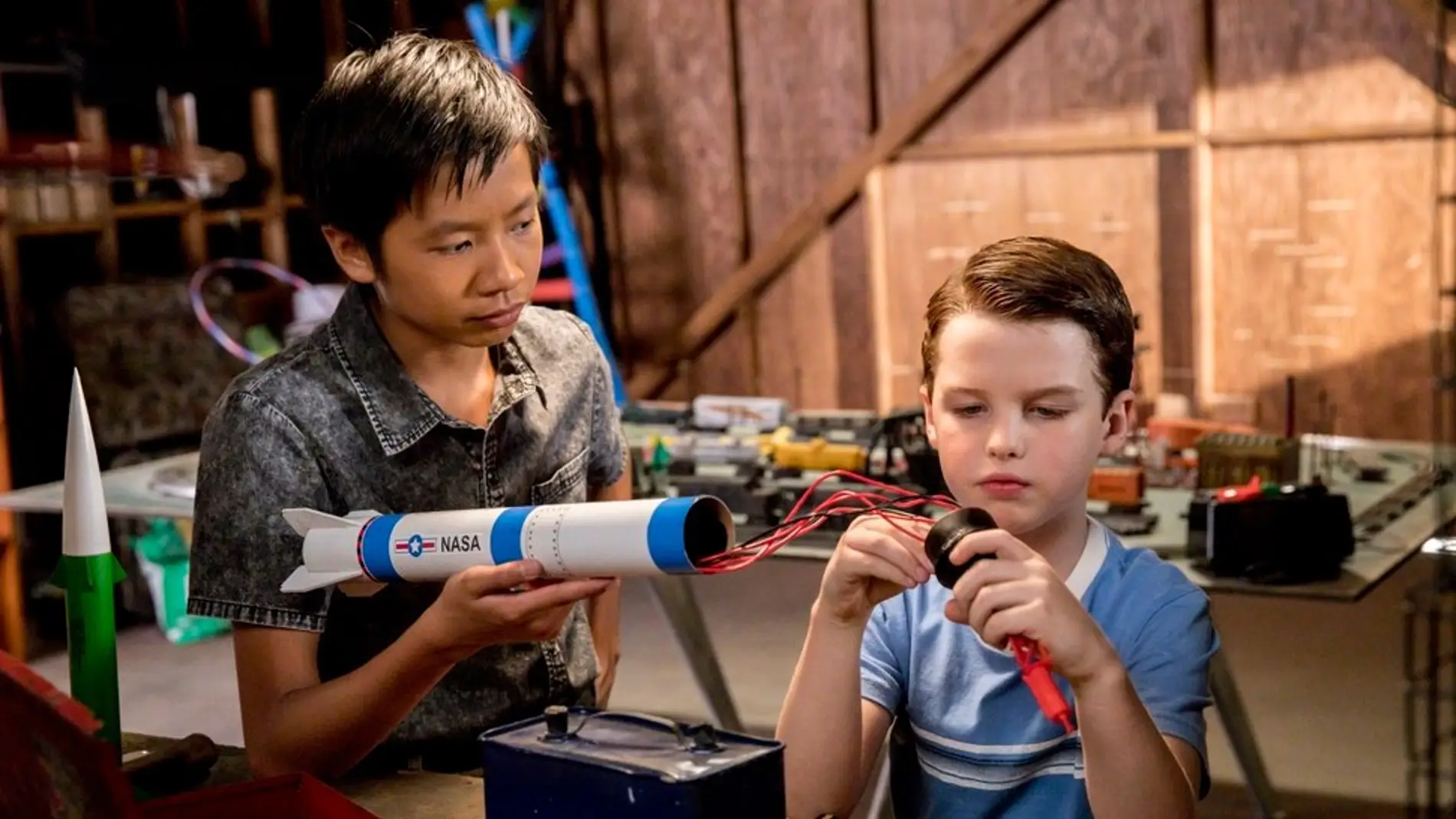 Tam Nguyen y Sheldon Cooper en 'El joven Sheldon'