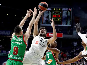 Llull intenta anotar ante la defensa del Baskonia Llull intenta anotar ante la defensa del Baskonia