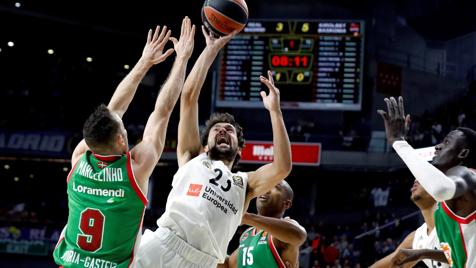 Llull intenta anotar ante la defensa del Baskonia Llull intenta anotar ante la defensa del Baskonia