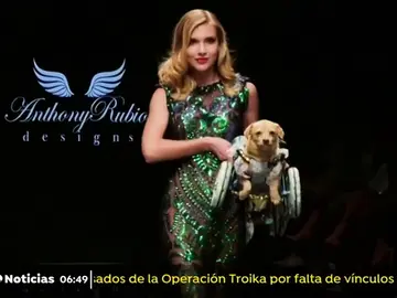 Un perro desfila con silla de ruedas en la semana de la moda de Los Ángeles Un perro desfila con silla de ruedas en la semana de la moda de Los Ángeles