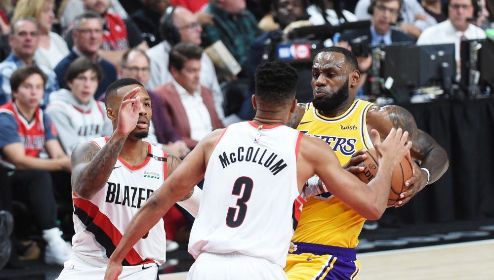 LeBron James, en acción ante los Blazers