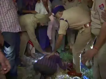 Al menos 50 muertos arrollados por un tren en un paso a nivel en la India Al menos 50 muertos arrollados por un tren en un paso a nivel en la India