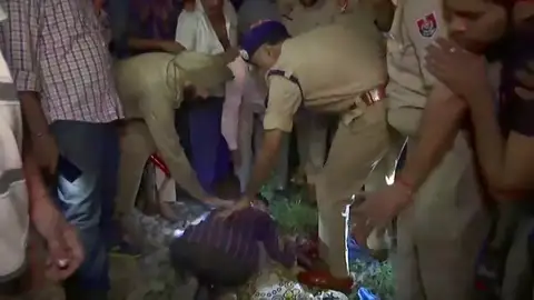 Al menos 50 muertos arrollados por un tren en un paso a nivel en la India Al menos 50 muertos arrollados por un tren en un paso a nivel en la India