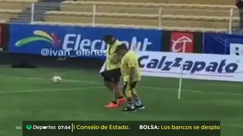 Preocupación por el estado de salud de Maradona tras un vídeo en las redes: no puede ni andar durante un entrenamiento Preocupación por el estado de salud de Maradona tras un vídeo en las redes: no puede ni andar durante un entrenamiento