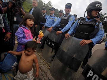 Policías guatemaltecos bloquean la entrada a niños migrantes hondureños en la frontera