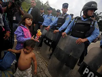 Policías guatemaltecos bloquean la entrada a niños migrantes hondureños en la frontera Policías guatemaltecos bloquean la entrada a niños migrantes hondureños en la frontera