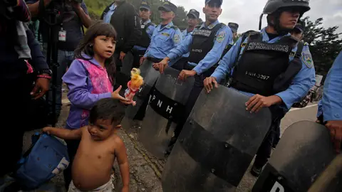 Policías guatemaltecos bloquean la entrada a niños migrantes hondureños en la frontera Policías guatemaltecos bloquean la entrada a niños migrantes hondureños en la frontera