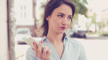 Mujer con móvil Mujer con móvil