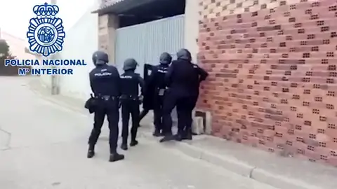 Imagen de archivo de un registro de la Policía Nacional Operación de la Policía Nacional y la Policía Federal Alemana para esclarecer la participación de radicales en los disturbios de la cumbre del G-20