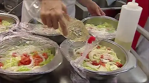 Menos comida para las niñas Menos comida para las niñas