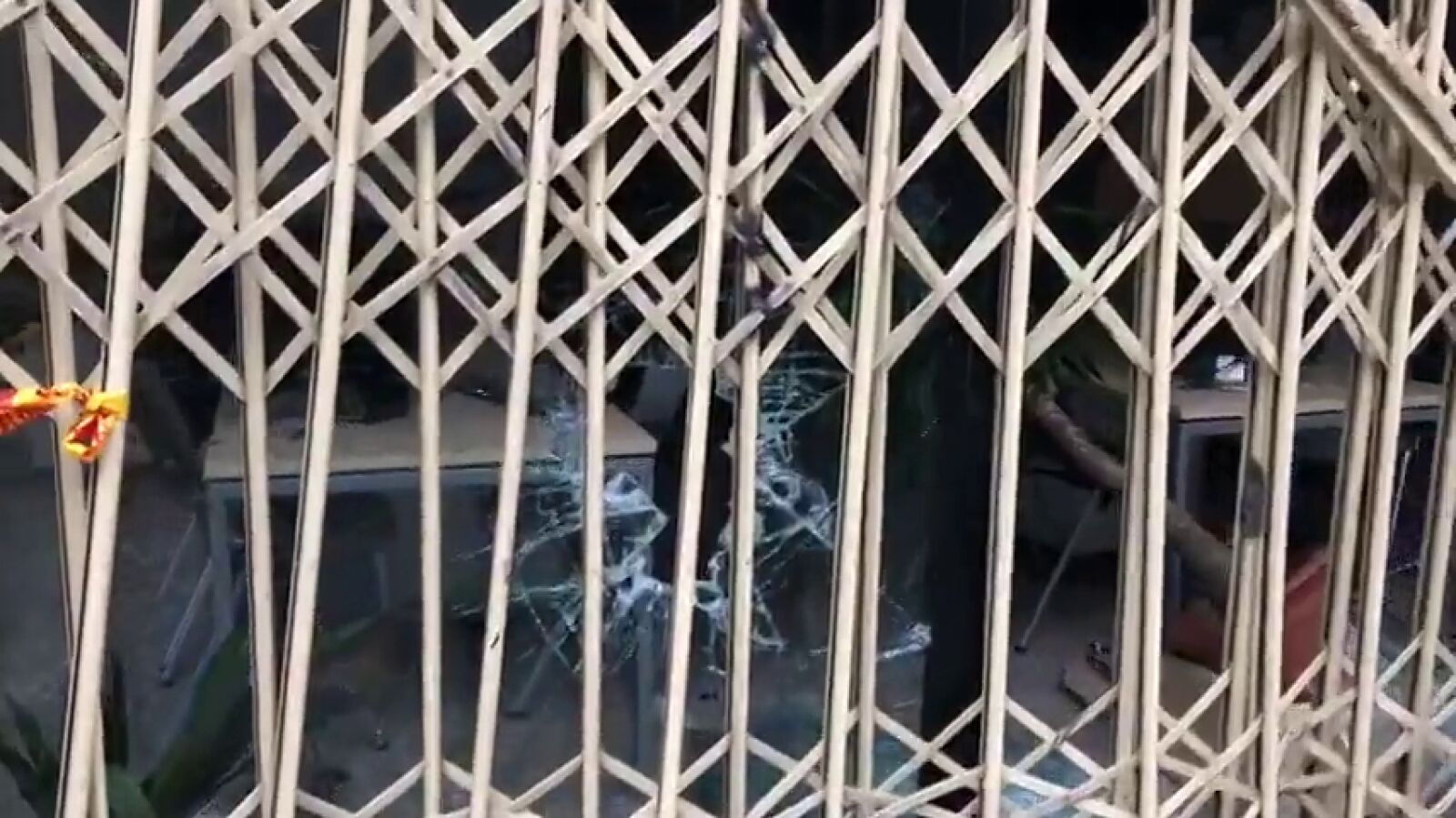 Así han quedado varios locales y establecimientos de Barcelona tras los actos de los okupas