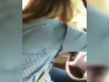 Una madre furiosa persigue a su hijo de 14 años por robarle el BMW y le azota con un cinturón cuando se detiene Una madre furiosa persigue a su hijo de 14 años por robarle el BMW y le azota con un cinturón cuando se detiene