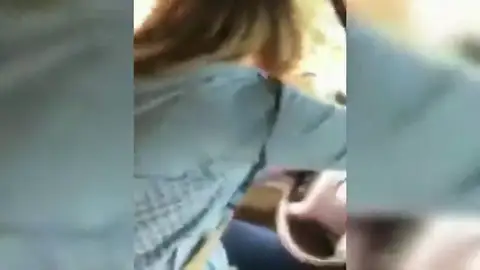 Una madre furiosa persigue a su hijo de 14 años por robarle el BMW y le azota con un cinturón cuando se detiene Una madre furiosa persigue a su hijo de 14 años por robarle el BMW y le azota con un cinturón cuando se detiene