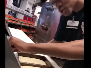 Un cocinero escupe en la pizza que preparaba Un cocinero escupe en la pizza que preparaba