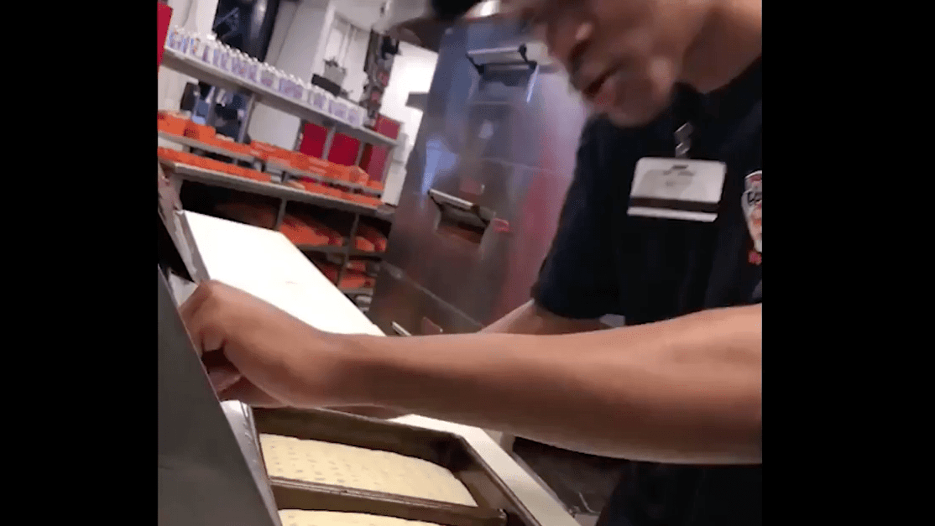 Un cocinero escupe en la pizza que preparaba