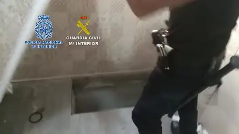 Intervenidos 1.600 kilos de hachís en La Línea y localizados dos zulos hidráulicos para guardar droga Intervenidos 1.600 kilos de hachís en La Línea y localizados dos zulos hidráulicos para guardar droga
