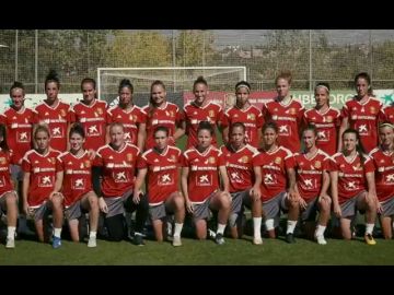 Las internacionales de las selecciones españolas absolutas femeninas de fútbot y fútbol sala se suman a la campaña contra el cáncer de mama
