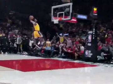 Se escuchan hasta sus pasos: el brutal vídeo a pie de pista del 'tomahawk' de LeBron James en Portland Se escuchan hasta sus pasos: el brutal vídeo a pie de pista del 'tomahawk' de LeBron James en Portland