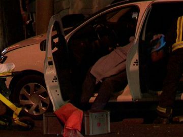 Un taxista queda atrapado en su coche tras un aparatoso accidente con un camión