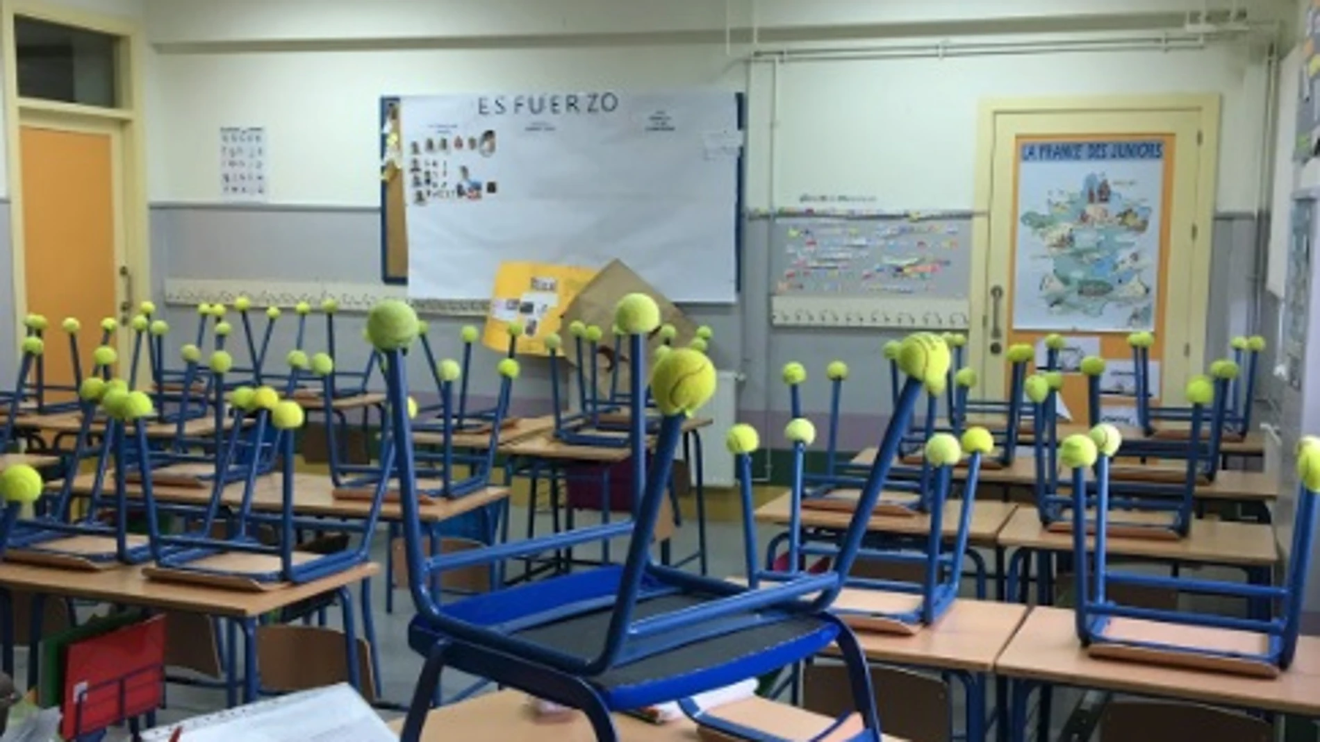 Pelotas de tenis en las sillas de clase Pelotas de tenis en las sillas de clase