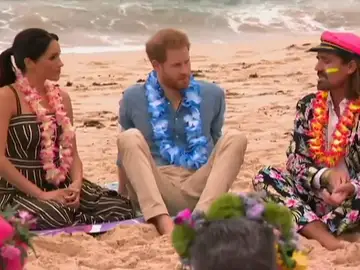 Los duques de Sussex pasean descalzos por la playa Bondi y Harry escala el puente de la Bahía de Sídney Los duques de Sussex pasean descalzos por la playa Bondi y Harry escala el puente de la Bahía de Sídney