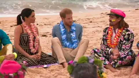 Los duques de Sussex pasean descalzos por la playa Bondi y Harry escala el puente de la Bahía de Sídney Los duques de Sussex pasean descalzos por la playa Bondi y Harry escala el puente de la Bahía de Sídney