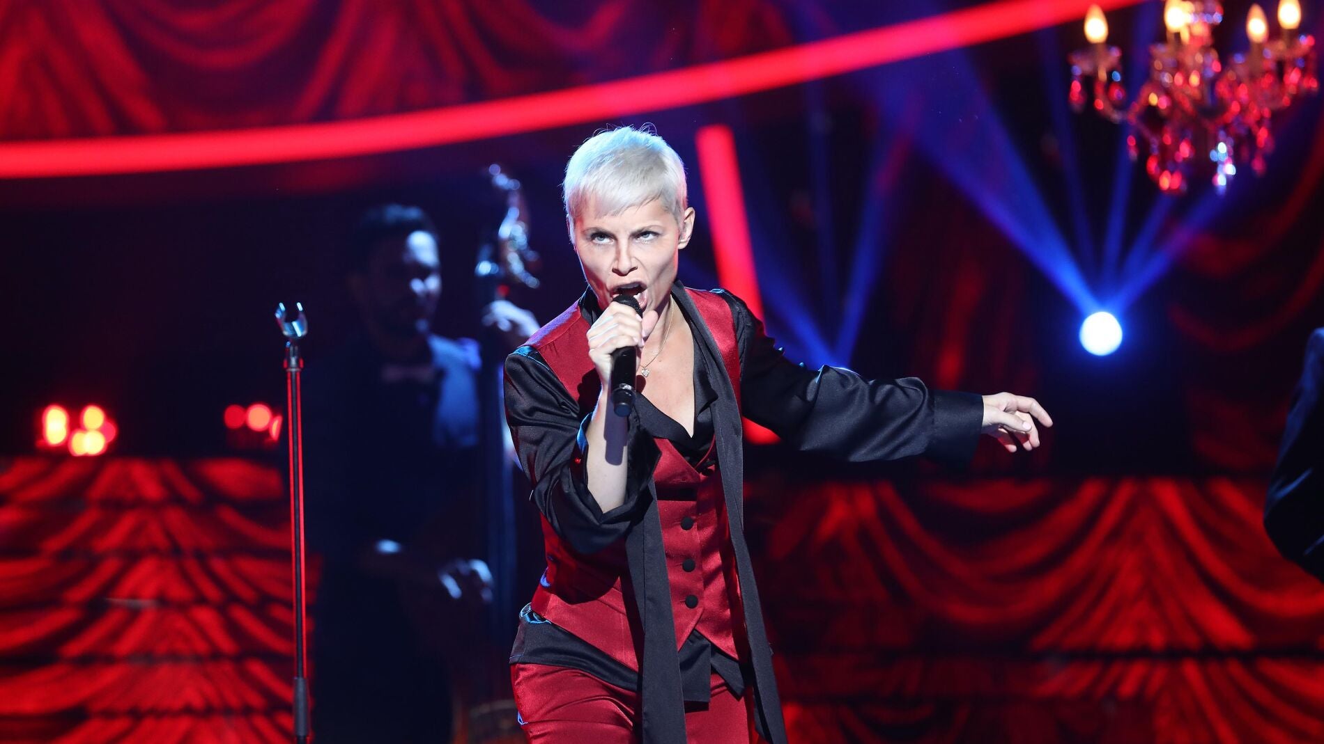 Soraya Arnelas hechiza a todo el p&uacute;blico como Annie Lennox en 'I put a spell on you'