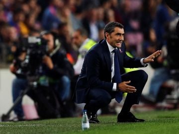 Valverde da indicaciones durante el partido contra el Sevilla