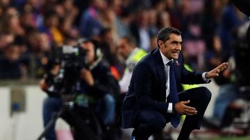 Valverde da indicaciones durante el partido contra el Sevilla
